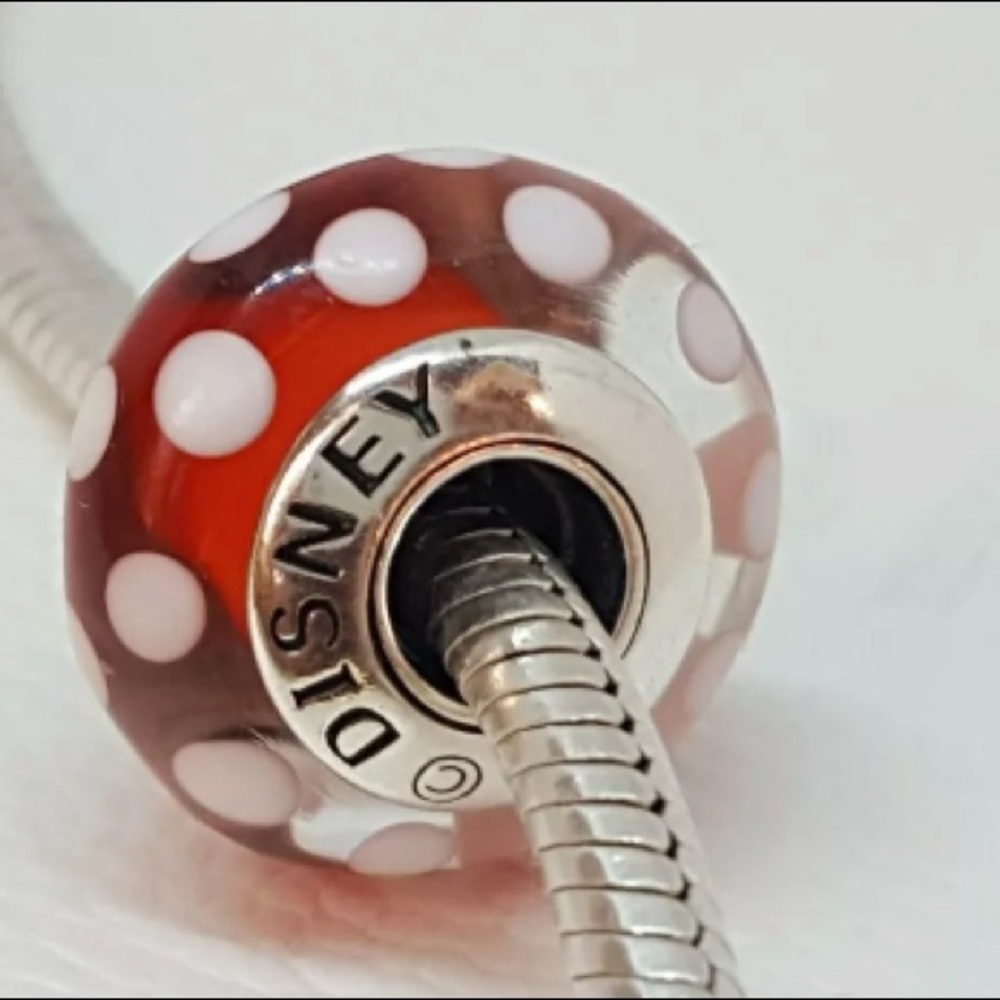 Pandora Mickey and Minnie mouse Murano set. - Picture 4 of 13